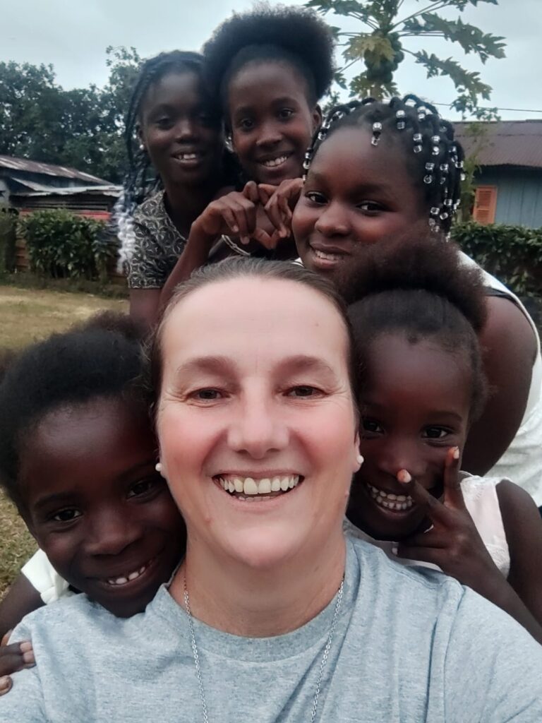 Religiosa que está em missão na África relata realidade impactante que encontrou no país