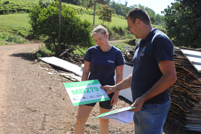 Administração inicia implantação do GPS Rural com entrega de placas de identificação nas propriedades