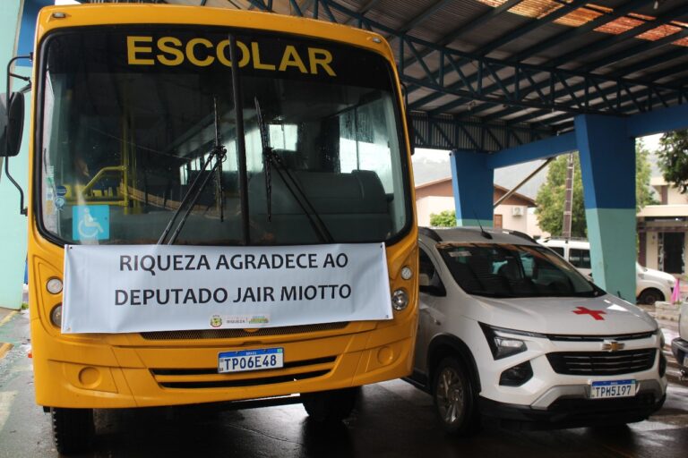 Deputado Jair Miotto entrega Ônibus Escolar e Spin para Riqueza