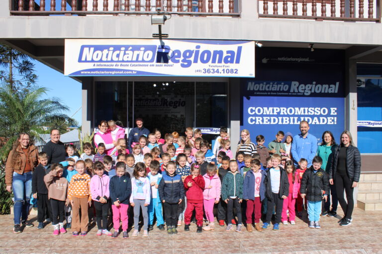 Alunos do Pré-Escolar Os Peixinhos visitam redação do Noticiário Regional