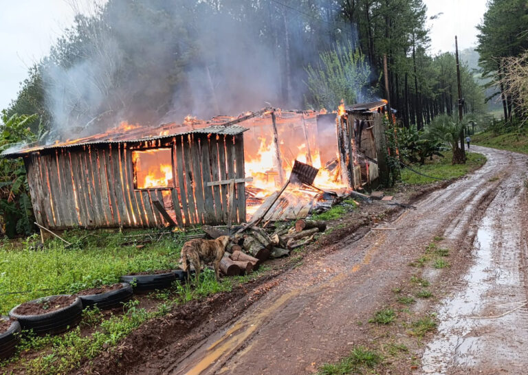 Incêndio destrói residência na Linha Glória