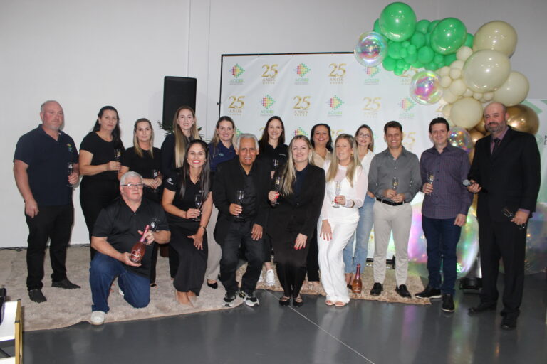 ACID homenageia ex-presidentes e diretorias em noite de comemoração aos 25 anos de fundação